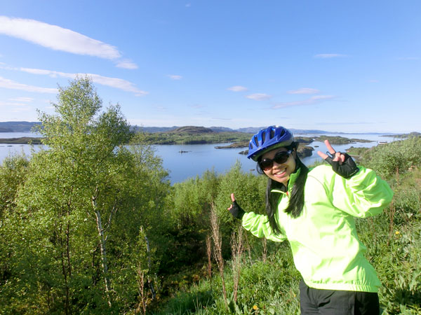 Maggie er klar for en ny sykkeldag og er fornøyd med det gode været selv om temperaturen kunne vært bedre.