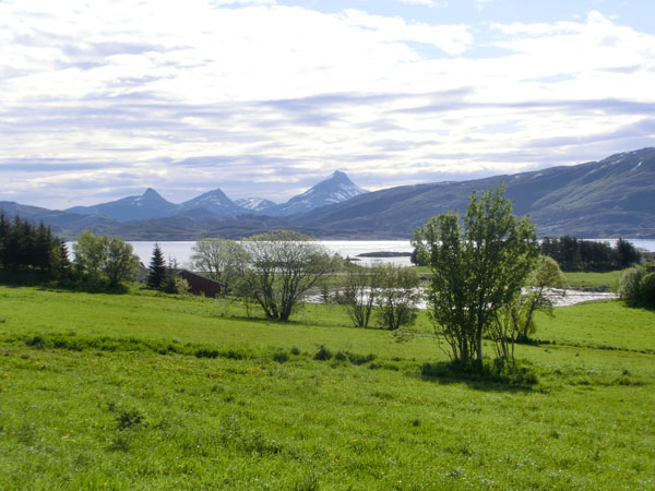 Heilhornet (det høyre av de tre toppene) er et av dagens mål. 