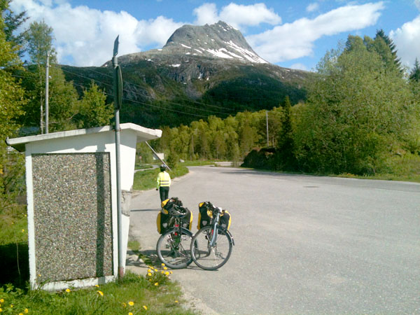 Står ved foten av Heilhornet og venter på bussen til Brønnøysund.