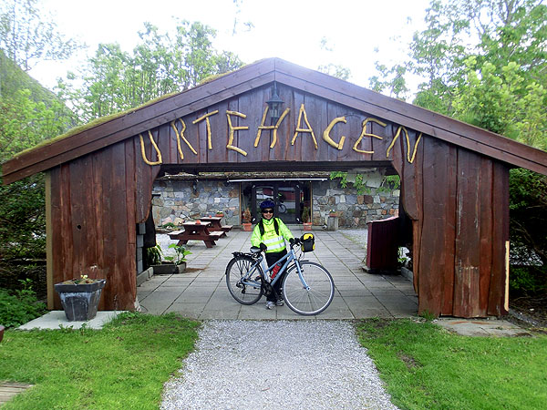 Urtehagen er bare en liten del av alt det de driver med her på Hildurs Urterarium.