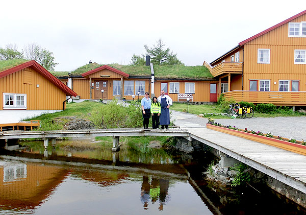 Anna, Maggie og Jon foran Vega Havhotell.