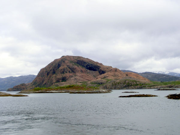 Rødøya passeres på fergeturen fra Forvik til Tjøtta.