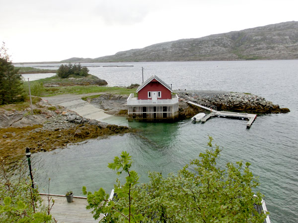 Elfis Beach - men været frister ikke til badeliv.