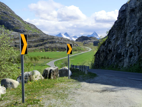 På vei over gjennom "skaret" fra vestsiden til østsiden av Dønna.