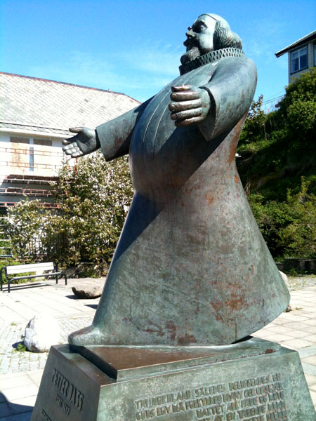 Petter Dass statuen i Sandnessjøen. Hvis statuen er representativ så var Petter Dass ganske feit, og vi kan derfor konkludere med at han ikke brukte sykkel når han reiste rundt på Helgeland.