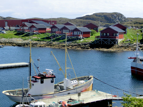 Rorbuene til Træna Rorbuferie ligger idyllisk til like ved sundet.