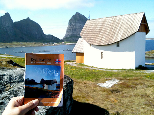 Petter Dass-kapellet på Træna ligger i fantastiske omgivelser og et bilde av det er brukt på forsiden av årets Kystriksveien-bok.