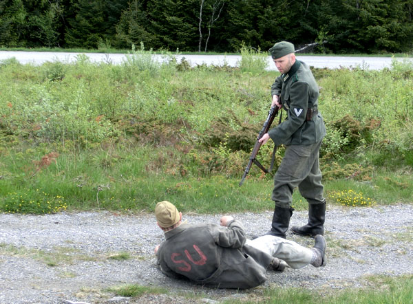 En av de russiske krigsfangene blir "mishandlet" av en tysk soldat.