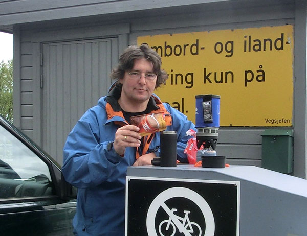 Jetboil er etter min mening et helt genialt system og her bruker jeg det til å koke oss litt varm kakao mens vi venter på fergen