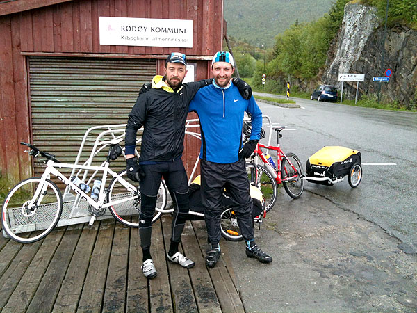 Brynjar Bredesen og Marius Morstøl på full fart mot Nordkapp.