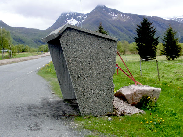 Dette busskuret på Mevik blåser ikke bort med det første.