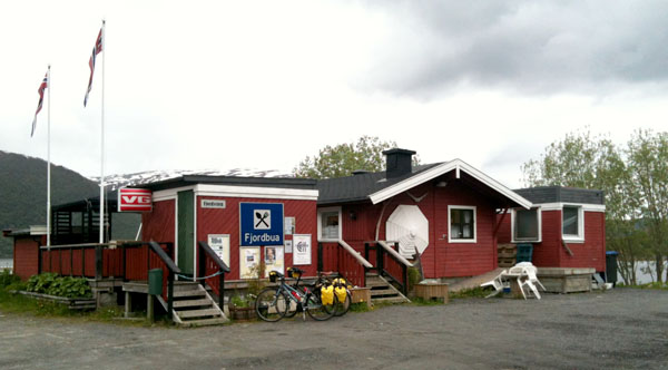 Her på Fjordbua finner du Kystriksveiens triveligste kafèdriver.