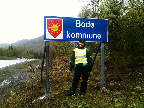 Maggie er blitt i mye bedre form etter den lange pausen på Fjordbua og er godt fornøyd med at hun nå er ferdig med turens lengste bakke, samt at vi nå sykler i Bodø kommune.