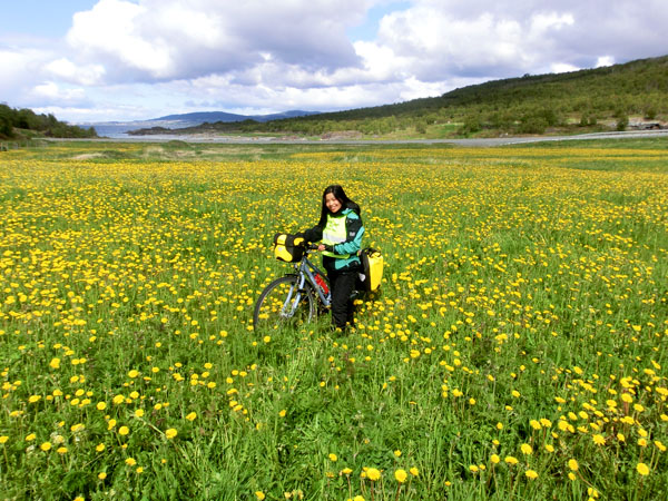 Blomsterpiken Maggie i en blomstereng på veien mot Bodø.