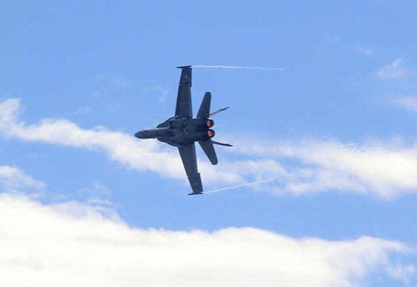 En F/A-18C Hornet med etterbrennerne på full skuv.