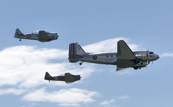 En Dakota DC-3 og to stk T-6 Harvard.