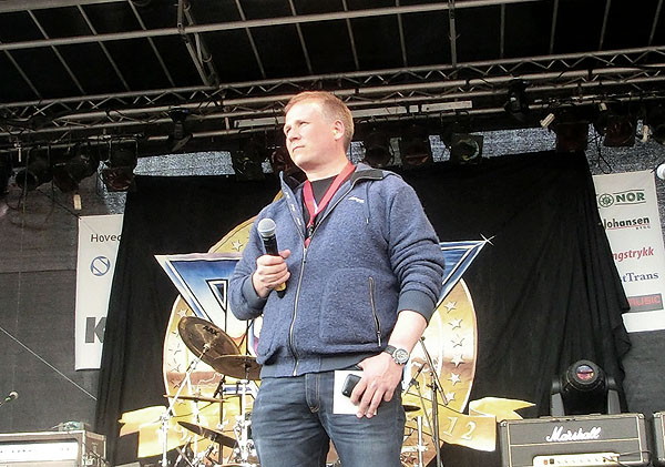 Rolf Liland er ekspertkommentatoren på Bodø Air Show 2012 og han kommenterte også oppvisningen over Bodø på kvelden.