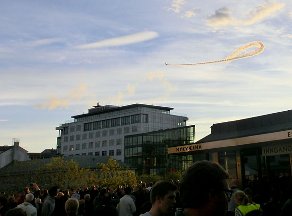 Det ble også arrangert en flyoppvisning på kveldshimmelen i forbindelse med festen på torget.