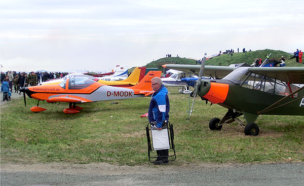 Det blir lange dager og det er mye å se på, så det er greit å ha med seg egen stol. Min stefar - Torstein Sagmo - hadde to "kongedager" på Bodø Airshow (i følge ham selv).