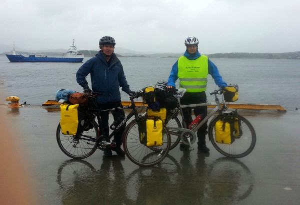 Det er en regnvåt dag. Her står vi på kaia på Rørvik og venter på hurtigbåten fra Rørvik til Leka 