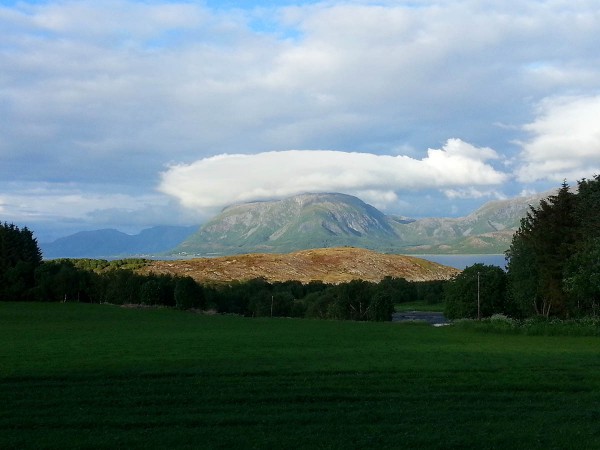 Utsikt på sykkelturen på veien tilbake fra Torghatten til campingen. 