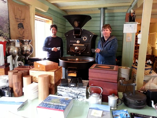 Bjørn nyter en nybrygget kopp kaffe på verdens nordligste kaffebrenneri