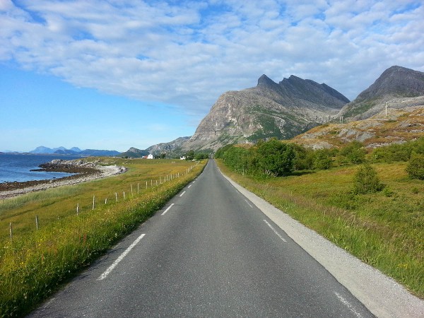 Nå er vi kommet over på Dønna og Dønnamannen ligger på ryggen rett forut med toppen av hodet mot oss og nesen pekende opp i sky.