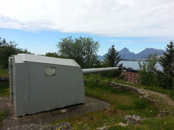 Mens vi ventet på at båten til Træna skulle gå, tok vi turen opp til Marineküstenbatterie Sandnessjøen