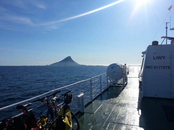 På Hurtigbåten på vei mot Træna. Lovund rett forut.