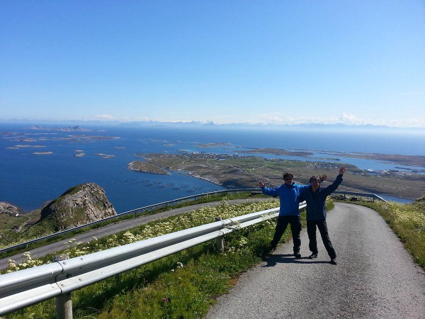 Bjørn og meg på vei opp mot radarstasjonen. Bak oss ser man hele Husøya (der folket på Træna bor) og i horisonten skimtes fjellkjeden De Syv Søstre.