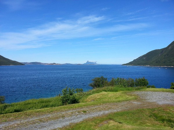 I dag passerer vi også fjellet Hestmannen, en del av sagnet om De Syv Søstre (klikk på bildet for mer informasjon)