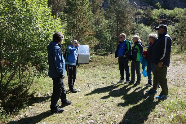 En gjeng fra en båt som tilfeldigvis kom forbi var heldige og fikk bli med på den guidede turen vår