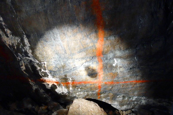 Det store krysset (bildet er tatt uten bruk av blitz kun i lyset fra lommelykten til guiden for ikke å skade hulemaleriene)