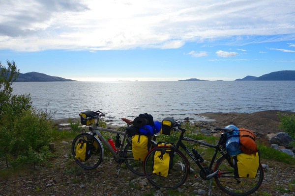 Når man sykler Kystriksveien så er man sjeldent langt fra havet (naturlig nok). Prikken der ute, til høyre for holmen midt i bildet, er Hurtigruten på vei sørover