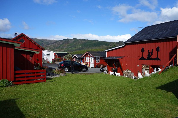 Mosheim Camping. Gårdsmuseet til høyre.