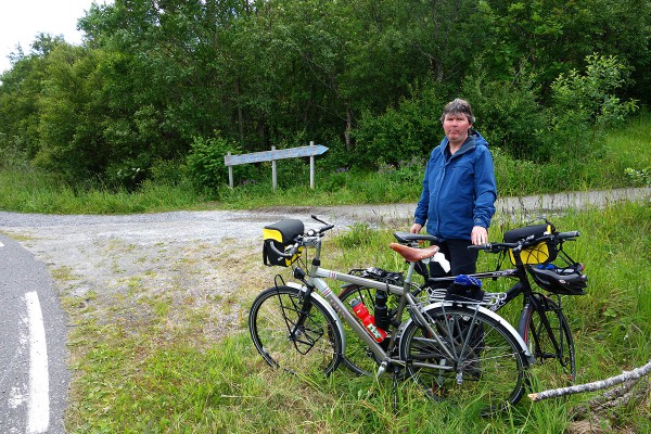 Da har vi syklet sørover til Torghatten og holder på å parkere syklene for å gå opp til hullet.