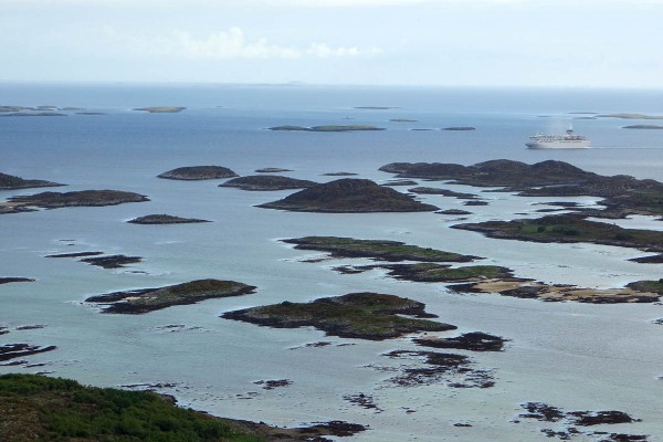 Utsikten fra "baksiden" av hullet. Her er en stor cruisebåt på vei sørover langs kysten.