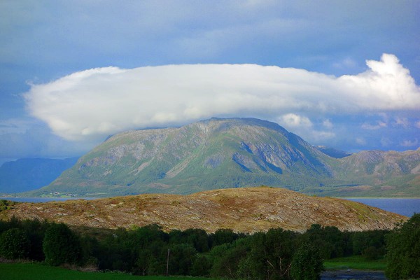 Utsikt på sykkelturen på veien tilbake fra Torghatten til campingen. 