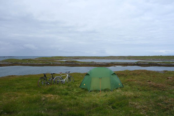 Teltplassen vi har valgt oss ligger helt ut mot storhavet. 