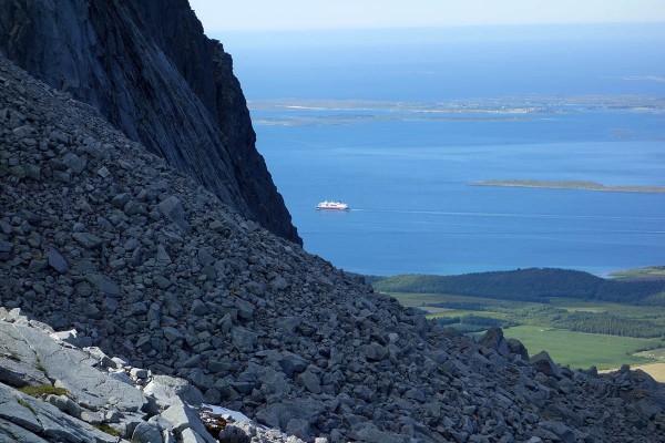 Ingenting å si på utsikten. Det er Hurtigruten som passerer langt der nede.