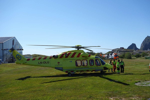 Det var dramatisk da to stykker havnet i sjøen da båten deres kantret på vei fra Sanna til Husøya. Heldigvis gikk det bra.