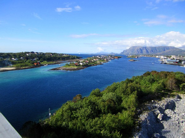 Utsikten mot nord fra toppen av brua (på vei fra Brønnøysund til Torghatten)