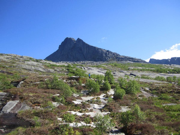 Så går turen nedover igjen. Det er som å gå på et langt svaberg.