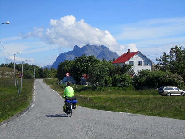 Vi har avtalt å bli med på RIB-tur Ut i Øyan i regi av Seløy Kystferie, men først ble det tid til å sykle litt rundt på idylliske Herøy (fjellet Dønnamannen rett forut)