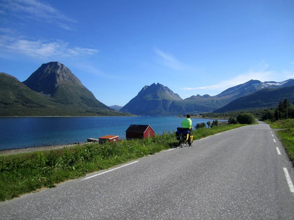 På vei gjennom Aldersund. Jeg har stoppet for å nyte utsikten og ta bilder.