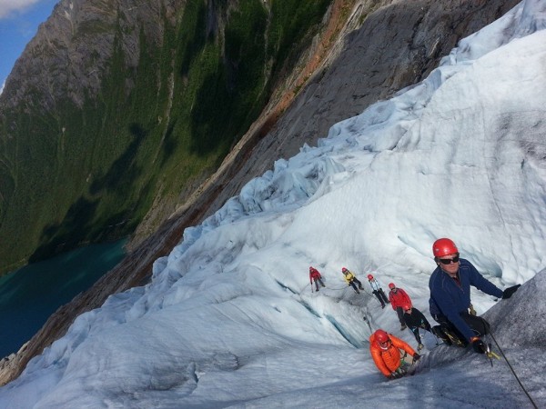 Dagens bilde tok jeg på Svartisen på dagens brevandring. Bildet viser gruppen på vei opp breen.