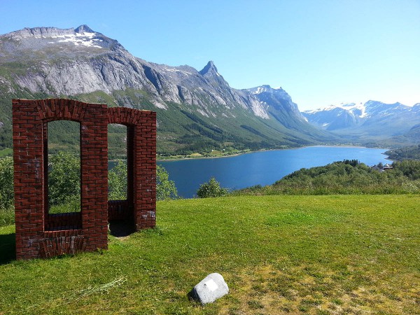 Skulpturen "Varde". En del av Skulpturlandskap Nordland. Vi skal ned rundt bukta og tilbake ut fjorden igjen på motsatt side.