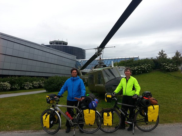 Her står vi foran flymuseet i Bodø og da var sykkelturen langs Kystriksveien over. Nå skal vi hygge oss noen dager i Bodø og deretter tar vi toget hjem til Trøndelag.