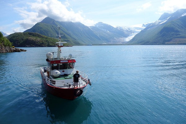 Skyssbåten vi må ta over fjorden for å komme fram til breen.