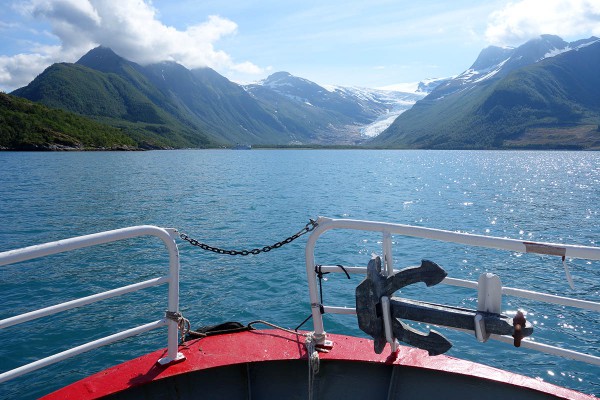 På vei over fjorden. 